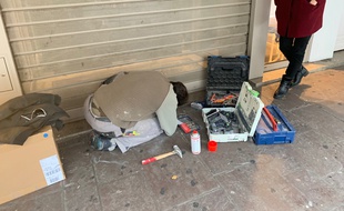 Un serrurier tente de débloquer une porte d'un commerce obstruée à la colle. Strasbourg le 29 11 2019.