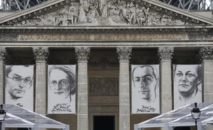 Les portraits de Jean Zay, Genevieve de Gaulle-Anthonioz, Pierre Brossolette et Germaine Tillion accrochés le 26 mai 2015 au fronton du Panthéon à Paris