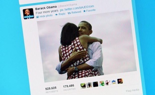 La photo de Barack Obama et sa femme Michelle enlacés, que l'équipe du démocrate a postée sur les réseaux sociaux au moment d'annoncer sa victoire, est devenue le cliché le plus populaire de tous les temps sur Facebook, après avoir engendré le tweet le plus populaire.