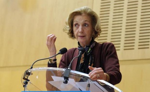 Le déficit commercial français a reculé de 6 milliards d'euros à 61,2 milliards en 2013, soit un repli de près de 9% sur un an, selon les chiffres dévoilés vendredi par la ministre du Commerce extérieur Nicole Bricq.