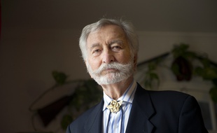 Robert Maloubier, 87 ans, pose le 05 janvier 2011 chez lui à Houilles en portant au cou l'insigne de l'unité des nageurs de combat.