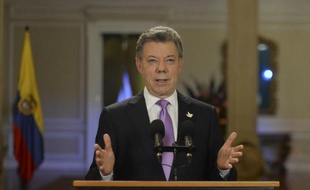Le président colombien Juan Manuel Santos s'adresse à la nation depuis le palais présidentiel de Narino, le 10 mars 2015