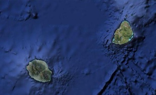 Le continent «Mauritia» se cache sous l'île de La Réunion (à gauche) et de l'île Maurice (à droite), selon une étude publiée le 24 février 2013.