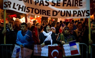 Des membres de la communauté turque de France manifestent devant l'Assemblée Nationale, à Paris, le 22 décembre 2011.