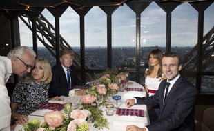 Brigitte et Emmanuel Macron ont dîné avec Melania et Donald Trump au Jules Verne, à la tour Eiffel, le 13 juillet 2017.