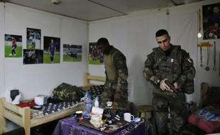 Réveillon du Nouvel An au poste de garde pour les soldats français de la "compagnie de protection" du camp de Warehouse à Kaboul. La température doit tomber à -15 degrés durant la nuit et le risque d'une attaque des talibans reste élevé dans cette période de fête pour les occidentaux.