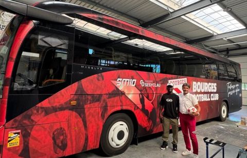 Bourges FC. Sadio Mané dévoile le nouveau bus du club