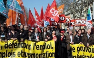 Les syndicats se réunissent lundi pour tenter de s'entendre sur une mobilisation nationale, notamment le 1er mai, permettant d'atteindre le niveau de la journée d'action réussie du 19 mars, sous la pression d'une base exaspérée par les plans sociaux à répétition.