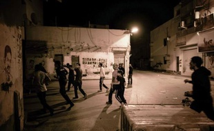 Un jeune manifestant a été tué dans des affrontements avec les forces anti-émeutes dans un village chiite proche de Manama, lors d'une manifestation marquant le deuxième anniversaire de la contestation à Bahreïn, a annoncé l'opposition chiite.