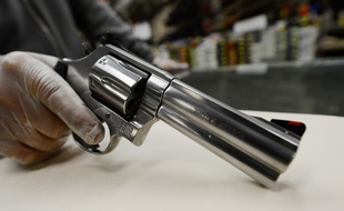 Les suspects auraient utilisé un revolver magnum.