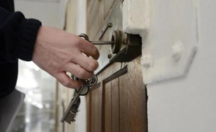 Un gardien de prison ouvre une cellule aux Baumettes à Marseille (illustration).