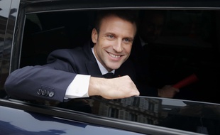 Emmanuel Macron quitte Gasny dans l'Eure, pour se rendre au grand débat national à Grand Bourgtheroulde, en Normandie, le 15 janvier 2019.