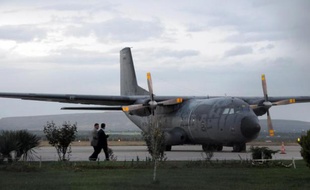 L'avion Air Force Transall transportant les 4 ex-otages sur le tarmac de l'aéroport de Gaziantep en Turquie le 19 avril 2014