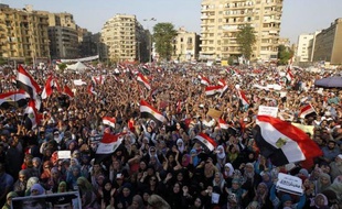 Des milliers d'Egyptiens ont manifesté mardi au Caire et en province pour protester contre des verdicts jugés trop cléments dans le procès de l'ex-président Hosni Moubarak et de plusieurs de ses proches, dans un climat déjà tendu en raison de l'élection présidentielle.