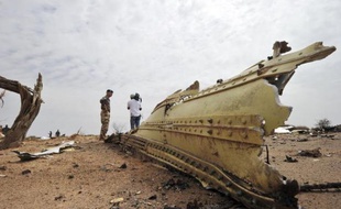 Des débris de l'avion d'Air Algérie, le 26 juillet 2014 près de Gao, au Mali