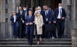 Emmanuel et Brigitte Macron, devant la mairie du Touquet, le 28 juin 2020.