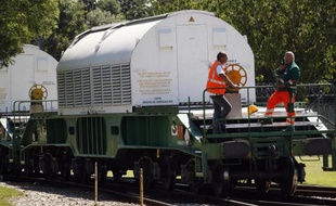 Convoi de déchets hautements radioactifs arrivant à Valognes, dans la Manche, pour y être retraités, le 25 juillet 2012