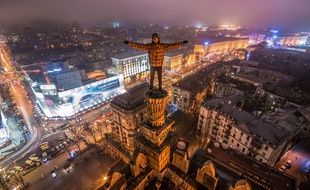 Accéder au sommet d'un gratte-ciel ou d'un bâtiment peut donner l'impression aux grimpeurs urbains d'être les maîtres de la ville.