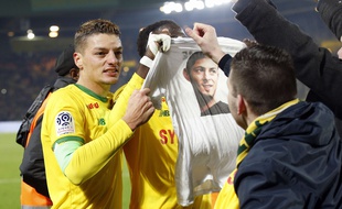 L'hommage des joueurs à Sala sur le but de Waris.