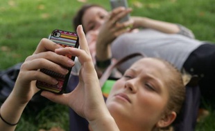 Les adolescents sont de plus en plus accros à leur portable.