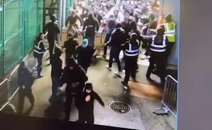 C'est par les envahisseurs que sont entrés les fumigènes