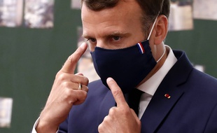 Emmanuel Macron masqué.