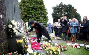 Le 21 décembre 2018, des familles rendent hommage à leurs proches, victimes de l'attentat de Lockerbie.