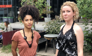 La contrebassiste Sélène Saint-Aimé (à gauche) et la harpiste Laura Perrudin, devant la Petite Halle de la Villette, à Paris, en août 2020.