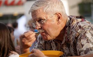 Homme âgé s'alimentant