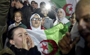 Scène de joie à Alger après l'annonce de la démission du président Abdelaziz Bouteflika, le 2 avril 2019.
