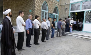 Des Iraniens font la queue devant un bureau de vote pendant les élections présidentielles, dans le sud de Téhéran, le 12 juin 2009.