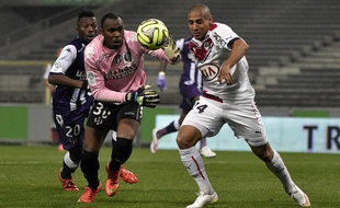 Le gardien du TFC Ali Ahamada (en rose) intervient devant l'attaquant bordelais Wahbi Khazri, sous les yeux du défenseur toulousain Steeve Yago.