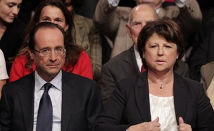 François Hollande, candidat socialiste à la présidentielle, et Martine Aubry, première secrétaire du PS, ont estimé mardi dans un communiqué commun que l'annonce d'un référendum grec sur le plan de sauvetage "traduit un défaut de gouvernance de la zone euro".