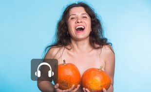 Illustration avec une personne tenant des potimarrons sur la poitrine