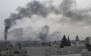 De la fumée s'échappe du quartier de Baba Hamro, à Homs (Syrie), le 15 février 2012.