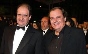 L'ancien président de Canal+ Pierre Lescure (G) et l'ancien directeur des programmes de Canal+, Alain de Greef (D) à leur arrivée au 55ème Festival de Cannes, le 24 mai 2002