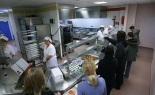 Des élèves attendent leur repas bio à la cantine du collège Europa à Montélimar, le 23 novembre 2007