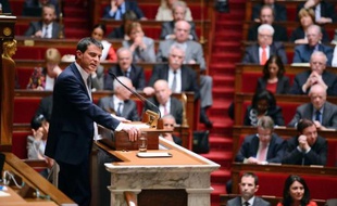 Le Premier ministre Manuel Valls s'adresse aux députés devant l'Assemblée nationale à Paris le 8 avril 2014