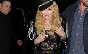 La chanteuse Madonna dans les rues de Londres