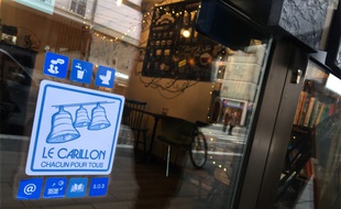 Macaron Carillon sur la porte d'entrée du coffee shop Oh my goodness à Strasbourg, le 9 janvier 2019.