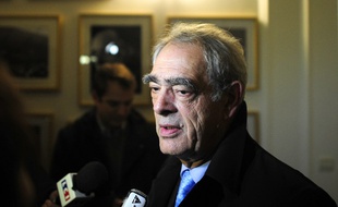 Henri Emmanuelli le 30 novembre 2010 au siège du PS à Paris