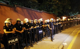 La police anti-émeute turque protège l'ambassade israélienne à Ankara le 18 juillet dernier.