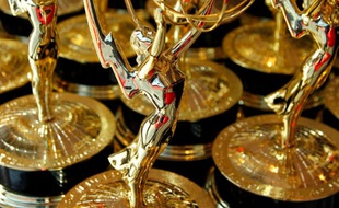 Des statuettes, trophées des Emmy Awards.