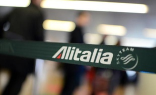 La direction de la compagnie aérienne Alitalia pourrait présenter mardi aux syndicats un plan industriel prévoyant jusqu'à 1.900 licenciements et 350 millions d'économies, selon des sources proches du dossier citées par l'agence italienne ANSA.