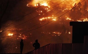 Un énorme incendie ravage toujours la ville de Valparaiso, au Chili, le 13 avril 2014.