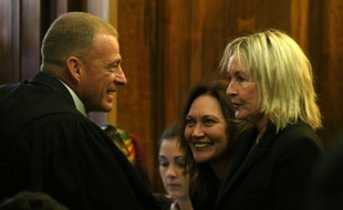 Le procureur Gerrie Nel (g) salue June Steenkamp (d), la mère de Reeva Steenkamp, avant le début du procès en appel d'Oscar Pistorius à Bloemfontein, en Afrique du Sud, le 3 novembre 2015