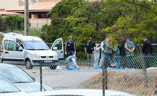Des policiers sur une scène de crime à Istres, dans les Bouches-du-Rhône, où un homme a tué trois personnes dans une fusillade, le 25 avril 2013.