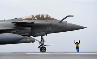 Un Rafale sur le porte-avions Charles-de-Gaulle le 16 janvier 2015 au large de Toulon