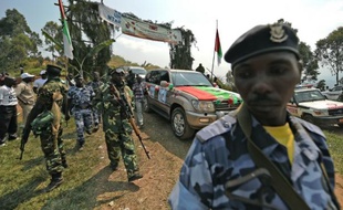 Le convoi du président Pierre Nkurunziza arrive à un meeting du CNDD-FDD, le parti au pouvoir au Burundi, le 17 juillet 2015