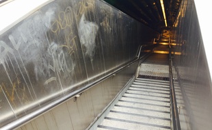 Les escaliers de la station de métro Estragin -Préfecture.